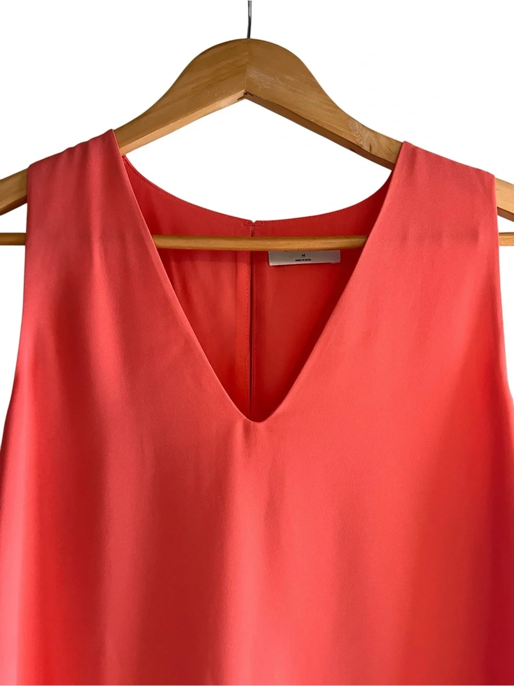Babaton sleeveless Maddox blouse in
Coral with cut outs size M excellent conditi - Picture 4 of 12
